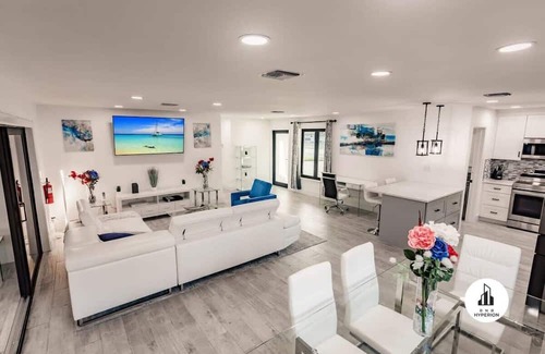 Downtown Fort Lauderdale Casa | Events Welcome - 3B Home w Pool & BBQ - Carport