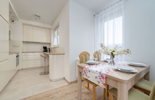 Fabryczna Apartamento | Bright Apartment With Balcony by Renters