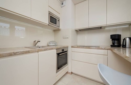 Fabryczna Apartamento | Bright Apartment With Balcony by Renters