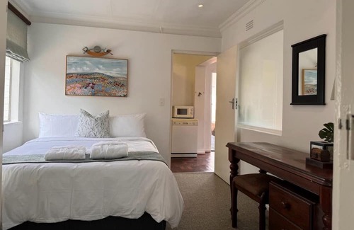 Greater Johannesburg Metropolitan Area Cabaña | Cozy Flatlet in the heart of Bryanston with Backup power, Wi-Fi and Netflix