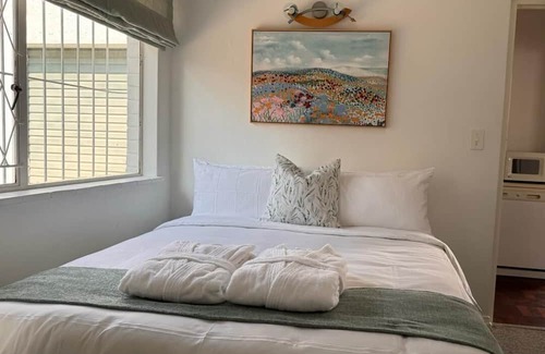 Greater Johannesburg Metropolitan Area Cabaña | Cozy Flatlet in the heart of Bryanston with Backup power, Wi-Fi and Netflix