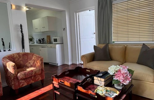 Greater Johannesburg Metropolitan Area Cabaña | Cozy Flatlet in the heart of Bryanston with Backup power, Wi-Fi and Netflix