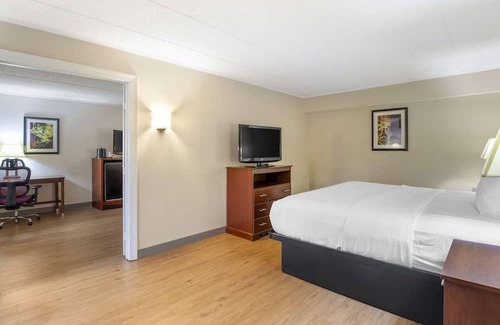 North Chesterfield Casa | Enjoy a Deluxe Stay - Spacious Rooms Close to Virginia Museum of Arts