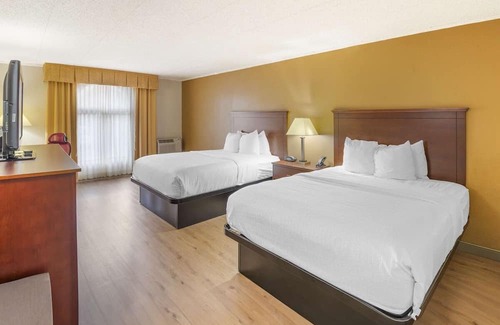 North Chesterfield Casa | Ultimate Comfort: Renovated Rooms Close to Providence Golf Course, Parking