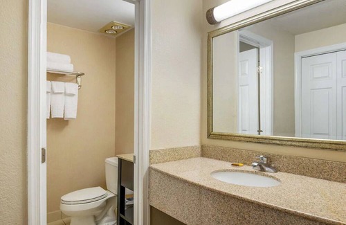North Chesterfield Casa | Ultimate Comfort: Renovated Rooms Close to Providence Golf Course, Parking