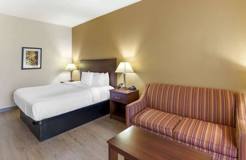 North Chesterfield Casa | Sleek Stay Perfect for Corporate Guests with Weekly Laundry Needs