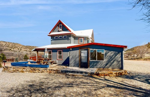 Naturita Casa | Mtn-view ground-floor aparthotel with patio, grill