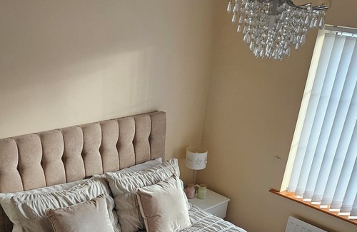 Newcastle Casa | Semi detached home with garage. 3 bedrooms, 3 bathrooms. Treadmill in garage.