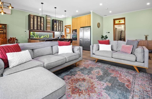 Woodville Park Casa | Stanley Stay - Central Location, 3 bdrm, WiFi, pizza oven, fully enclosed yard