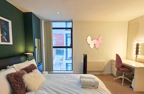 Castlefield Apartamento | Experience our newly-transformed 1-bedroom apartment, thoughtfully designed for your comfort