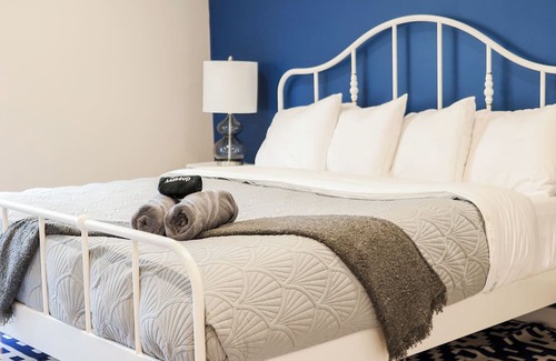 Berry Otro | Family-friendly, private modern farmhouse, surrounded by farmland. Near the Ark.