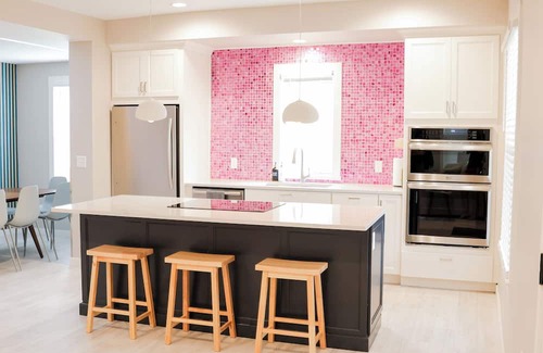 Berry Otro | Family-friendly, private modern farmhouse, surrounded by farmland. Near the Ark.