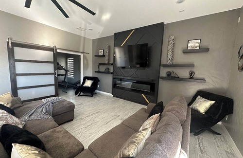 Biggs Field Casa | 6 Bedroom Desert Gateway House w/heated swimming pool