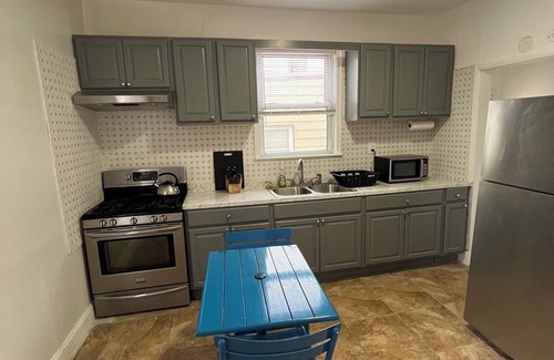 Hillside Apartamento | 4 Bedroom Apartment near airport