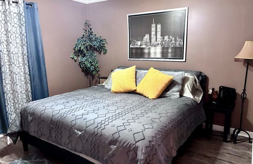 Milton Casa | Sunflower Suite Guesthouse w/Private Patio Hangout
