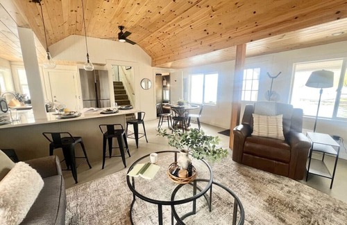 Scott Casa | Skaneateles Lake Escape: Cozy 2BR Waterfront Retreat