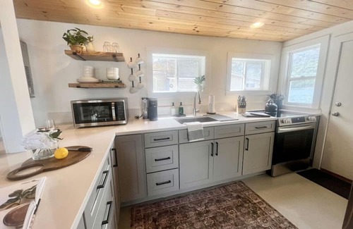 Scott Casa | Skaneateles Lake Escape: Cozy 2BR Waterfront Retreat