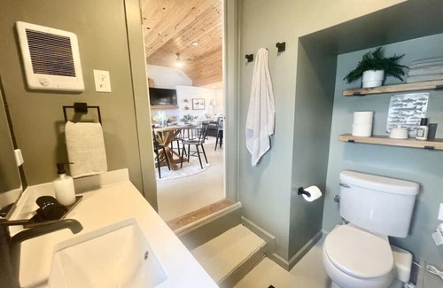 Scott Casa | Skaneateles Lake Escape: Cozy 2BR Waterfront Retreat