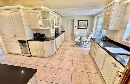 Ferndown Casa | Golf Course View - Large Four Bed Home with Garden - New Forest and Beach Links