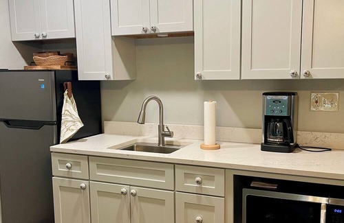 Elkhart Lake Condominio | Fronting lively Lake Street in lovely Elkhart Lake, the Kick Back is your place!