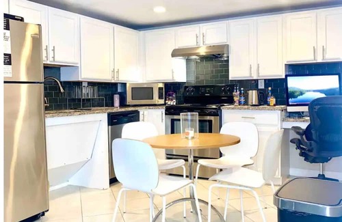 North Brookhaven Apartamento | "Cozy Accessible 1 Bedroom Retreat with Patio in Brookhaven"