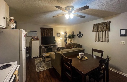 Lake Charles Casa | Cozy Cajun Cabin Quiet Retreat on the Bayou 1B 1B
