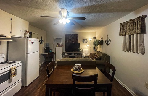 Lake Charles Casa | Cozy Cajun Cabin Quiet Retreat on the Bayou 1B 1B