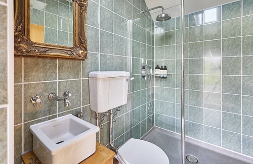 Llangadog Casa | Host & Stay | Y Golchdy