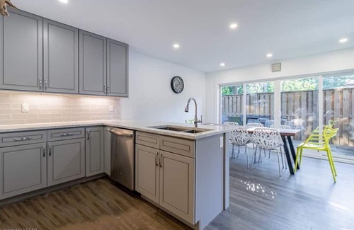 Grand Bend Chalet De Esquí | Beachfront rooftop patio, hot tub, sleeps 14, 2 BBQ, private new house