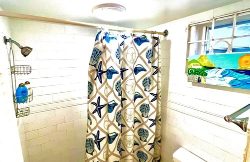 Estate Marys Fancy Casa | Spacious family friendly house, in quiet safe neighborhood. Huge yard and porch!