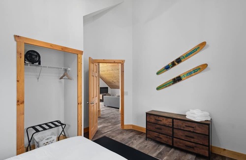 South Haven Cabina | Private Modern Cabin with Lake Access, Kayaks, Games, Firepit Dogs Welcome!