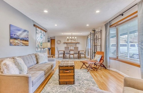Monmouth Casa | Orchard Oasis - Family Getaway, Pet Friendly, Hot Tub, Near WOU