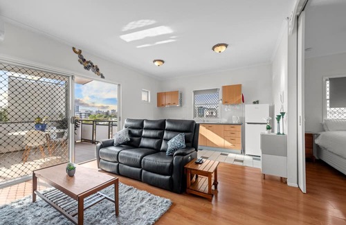 West End Apartamento | Cosy West End 1-Bed with Parking