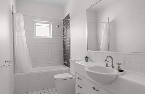 West End Apartamento | Cosy West End 1-Bed with Parking