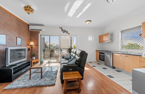 West End Apartamento | Cosy West End 1-Bed with Parking