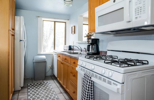 Como Casa | Crimson Cottage - 3BR & short walk to Lake Como!
