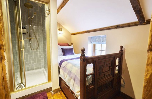 Llangadog Casa | Host & Stay | Gablebach