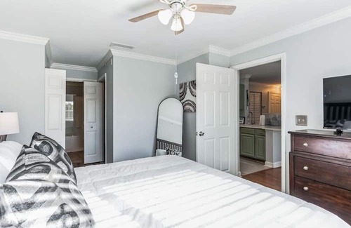 New Tampa Apartamento | Paradise Palms-Cali King Beds-EV ChargersAvailable