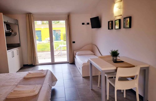 Poggi Casa | Mobilehome with pool and sun loungers