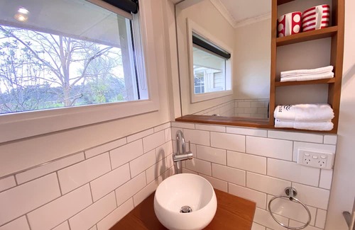 Chirnside Park Casa | Near Yarra Valley. Four bedrooms with one sunroom surrounded by nature's beauty.