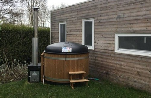 Dordtse Biesbosch Casa | Tiny Cottage Hottub 2+2 by Interhome