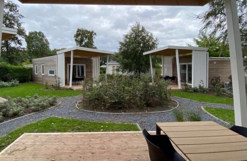 Dordtse Biesbosch Casa | Tiny Cottage Hottub 2+2 by Interhome