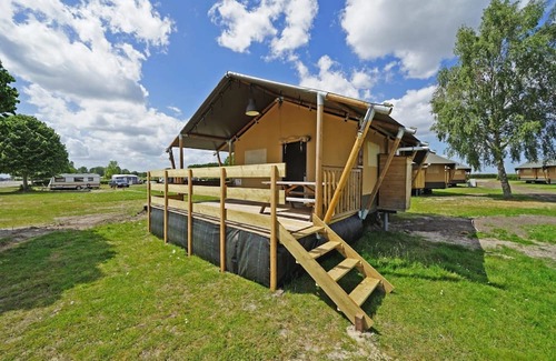 Biddinghuizen Casa | Glampingtent 6 by Interhome