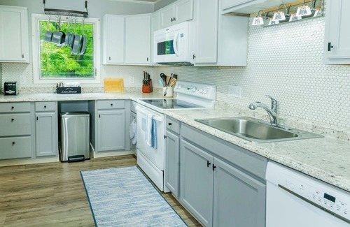 Bloomington Casa | 2 mins to IU sports & Griffy Lake! Ranch retreat w/game room. Pet-friendly!