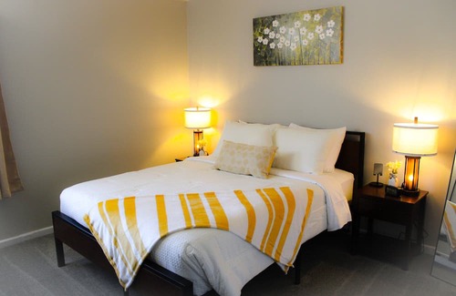 Monroeville Apartamento | Your Stonecliffe Escape - Convenient location with a peaceful community feel!