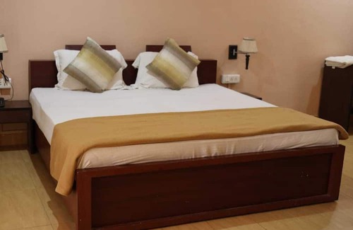 Khajuraho Hotel | OYO HOTEL SHREE KRISHNA JUNGLE RESORT