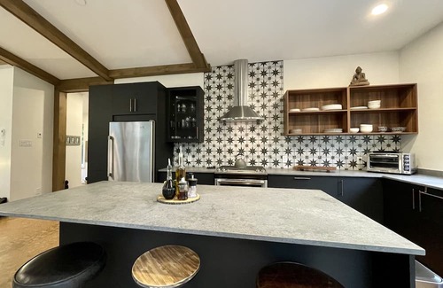 Gore Cabaña | Beautiful brand new cottage in Gore, with spa and private access to Lake Baron