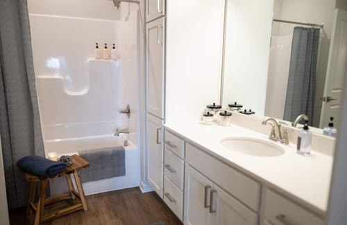 Northview Apartamento | King Bed | 1.5 Bath | Apartment | NE Side GR