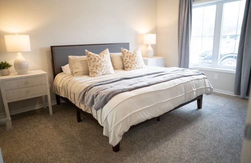 Northview Apartamento | King Bed | 1.5 Bath | Apartment | NE Side GR