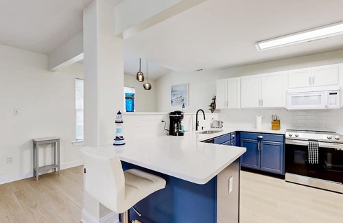Keys Of Marsh Harbor Casa | Keys of Marsh Harbor townhome with pool/tennis access, private patio & fireplace